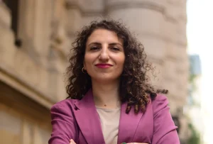femme confiante plafond de verre - Marina Movsisian experte leadership féminin
