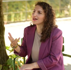 Femme qui négocie son salaire